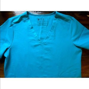 FIGS Teal Casma™ Three-Pocket Scrub Top